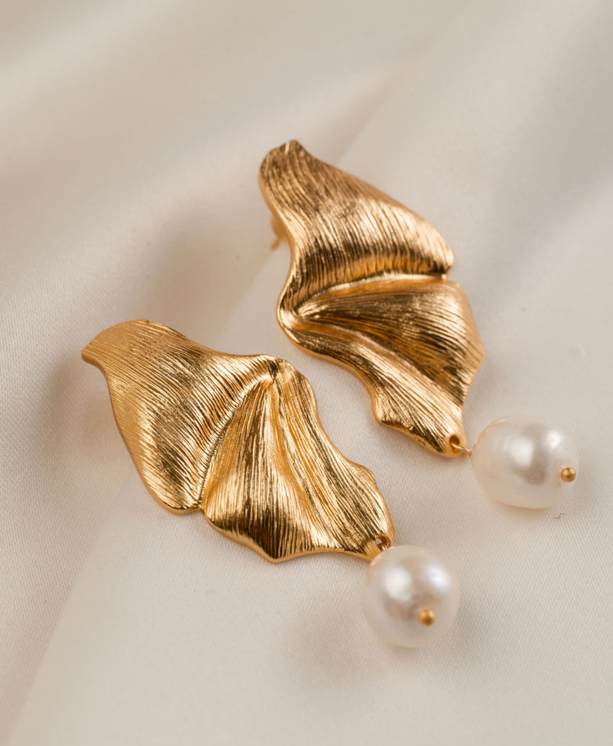 Mila - Gold Pearl Earring