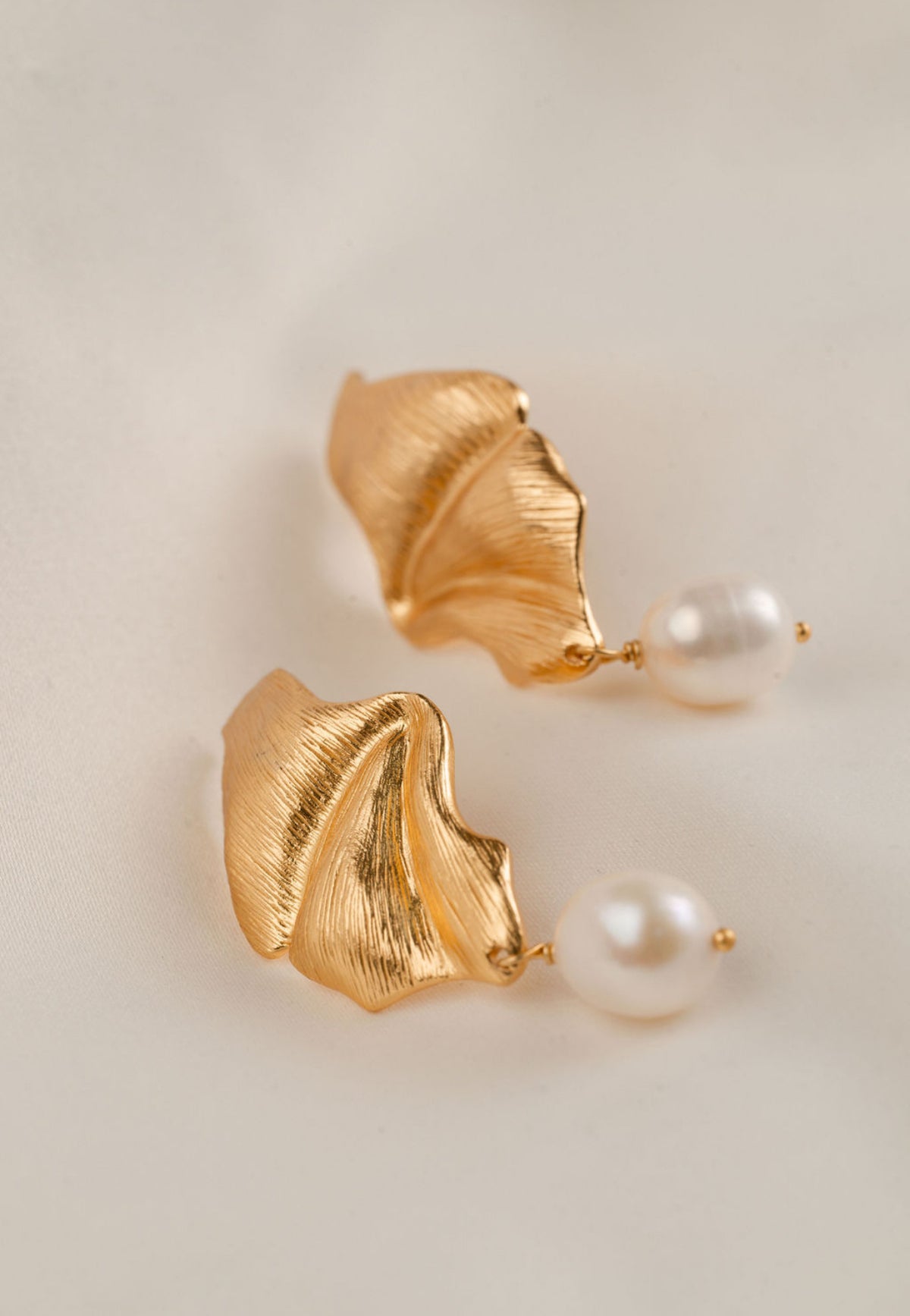 Mila - Gold Pearl Earring