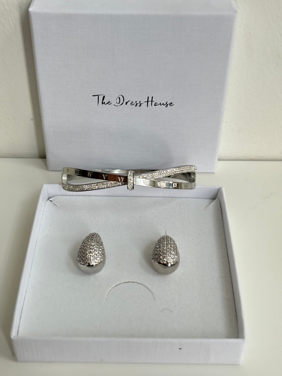 Dress House Gift Box 80 - Silver Bangle Earring