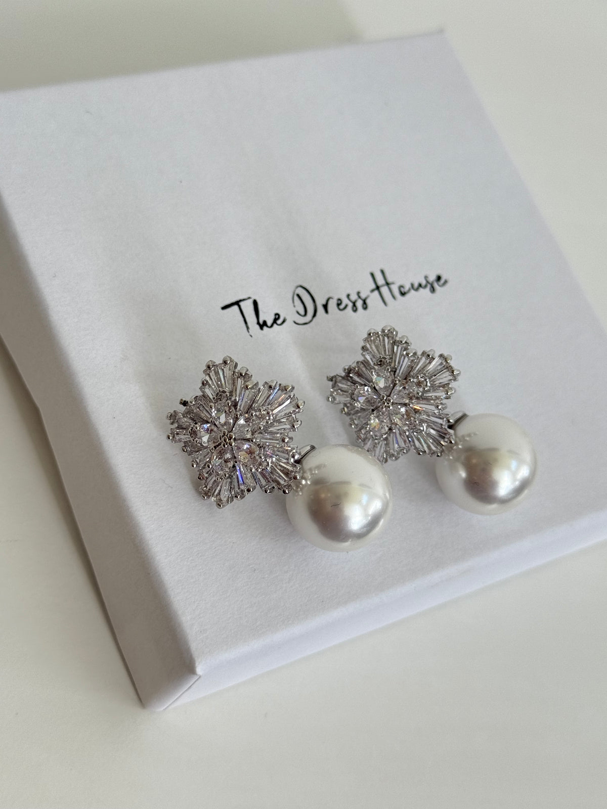 Cassie - Silver Pearl Earring