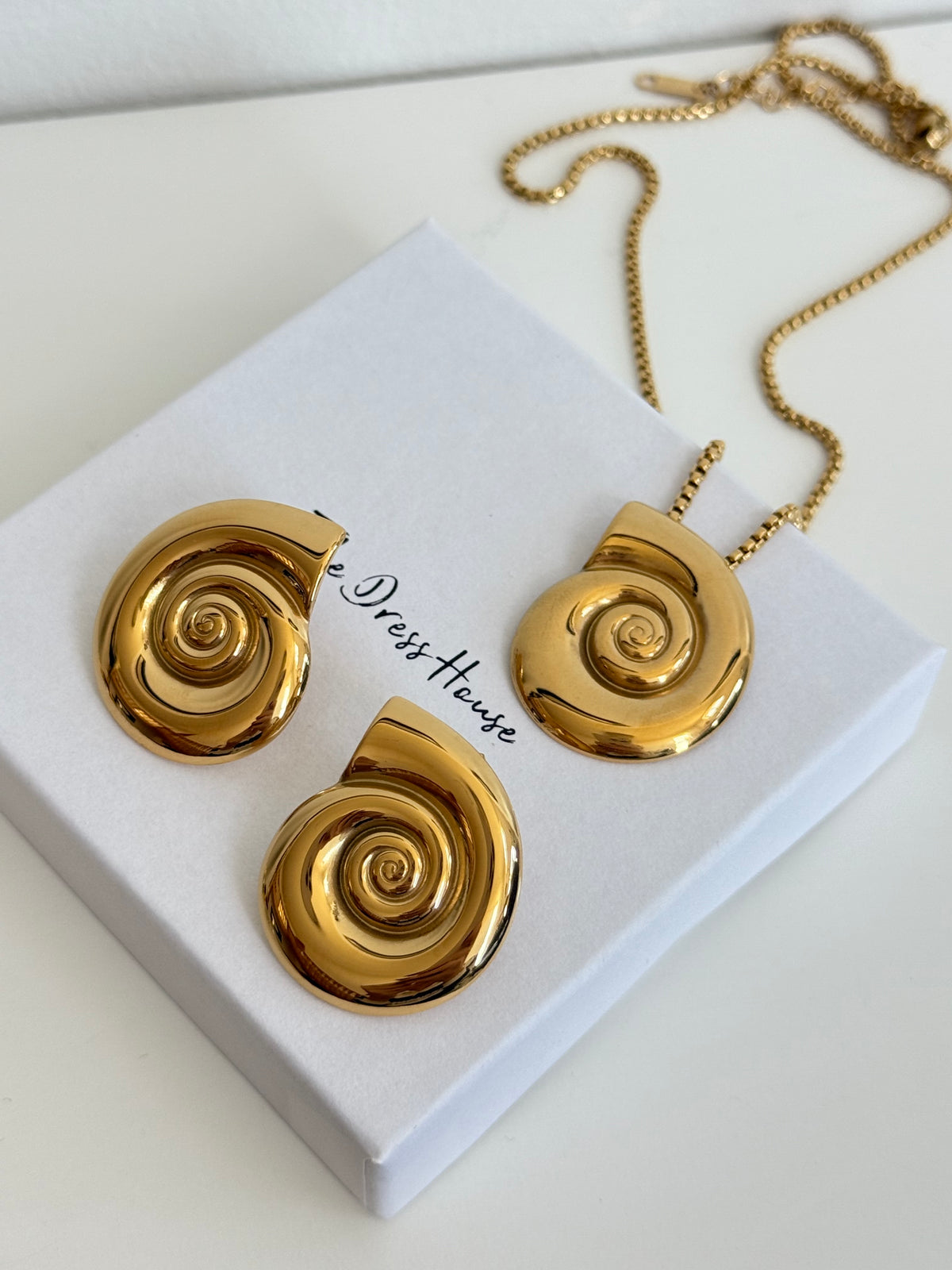 Shell - Gold Earring Necklace Set