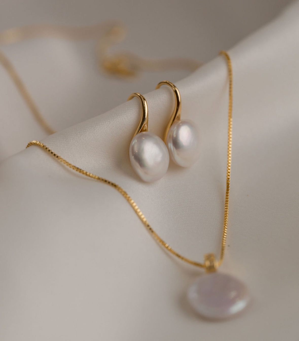 Sadie - Gold Pearl Necklace Earring Set
