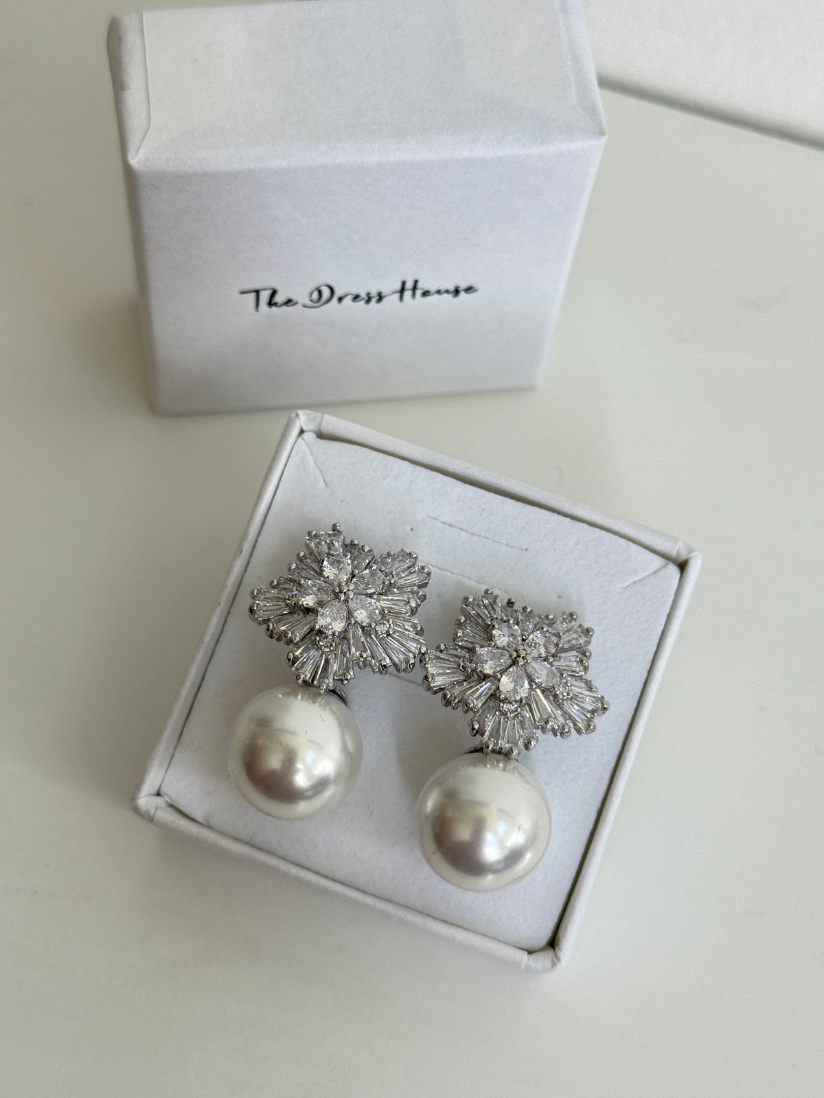 Cassie - Silver Pearl Earring