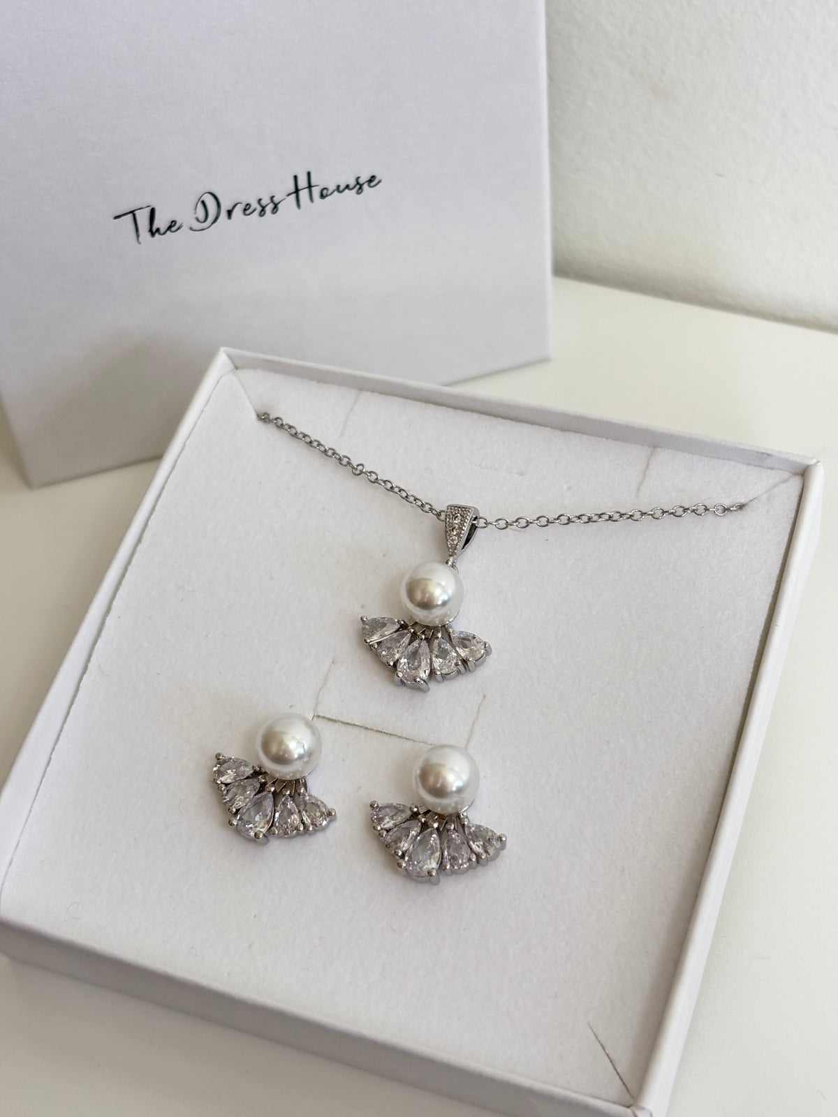 Hana - Silver Pearl Necklace Earring Set