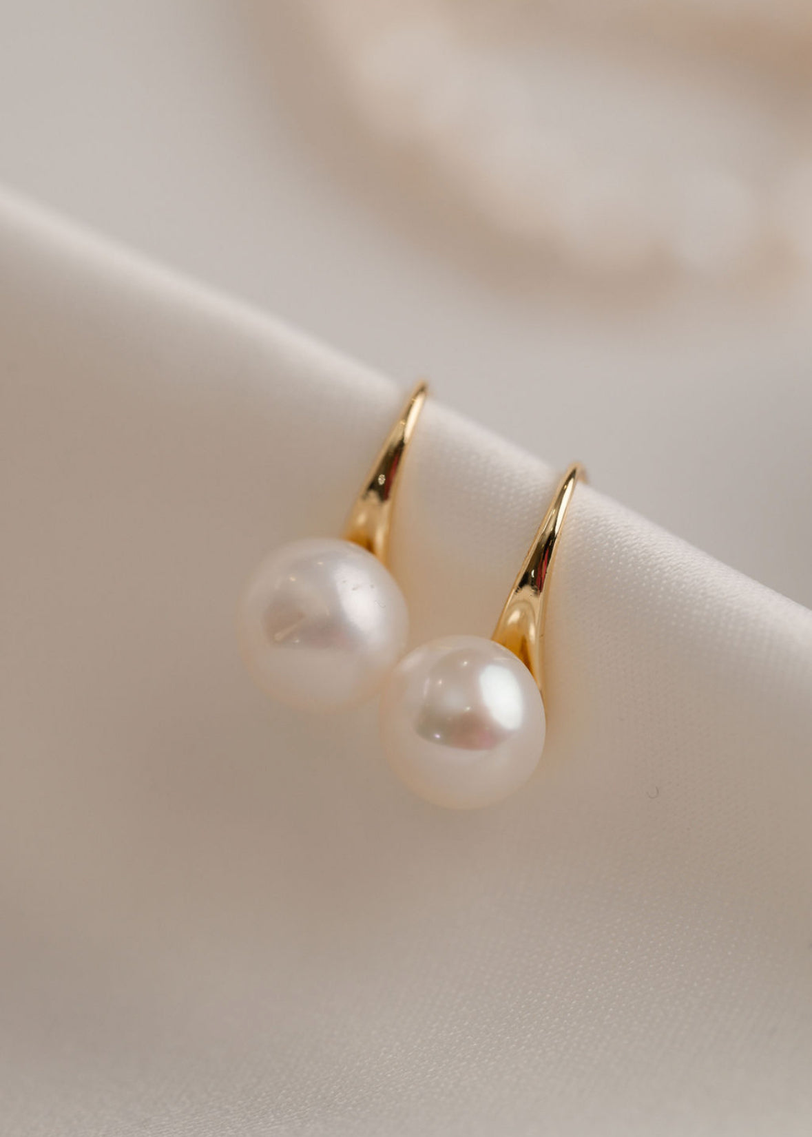 Emily - Gold Pearl Earring