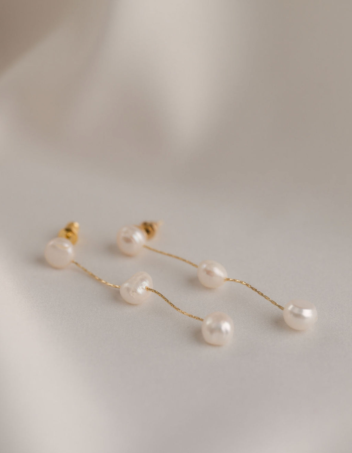 Arla - Gold Pearl Earring