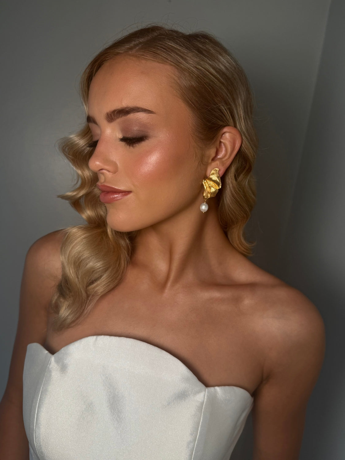 Mila - Gold Pearl Earring