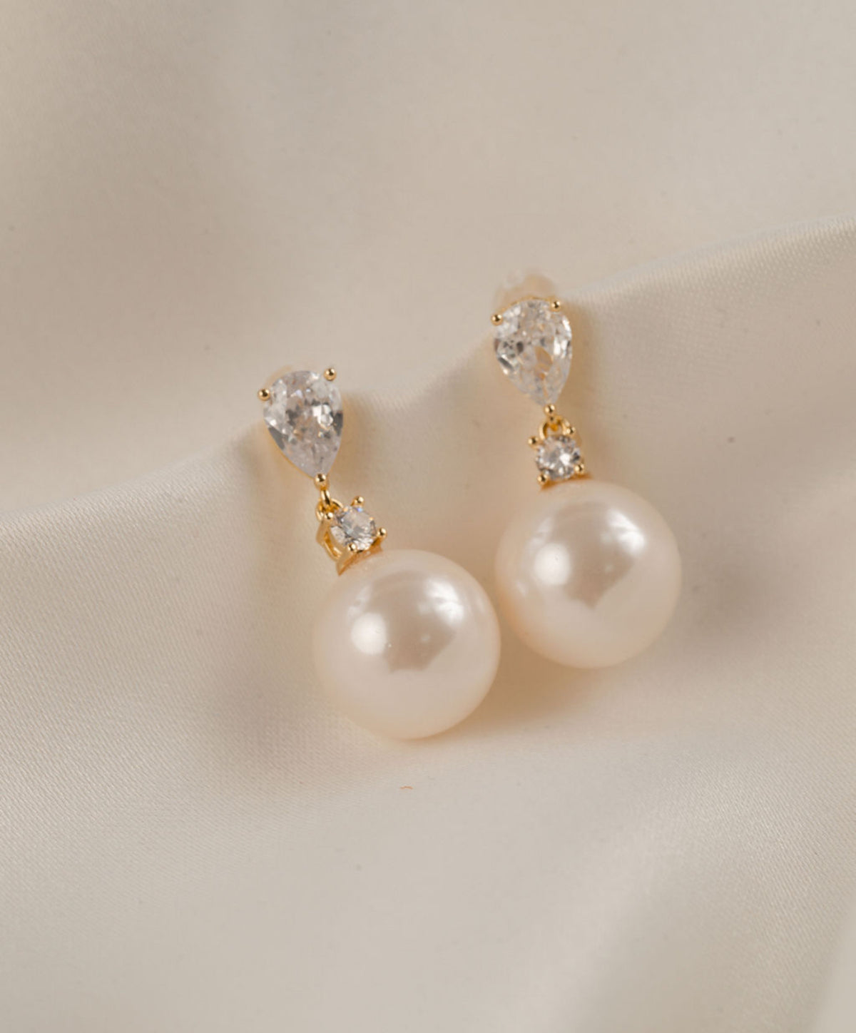 Lora - Gold Pearl Earring