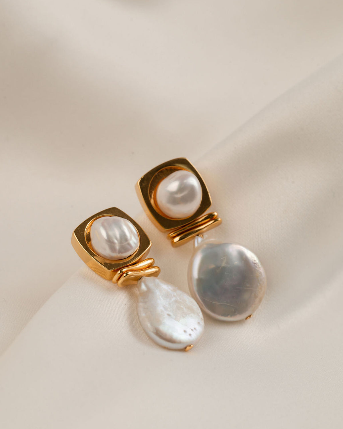 Alexandra - Gold Pearl Earring