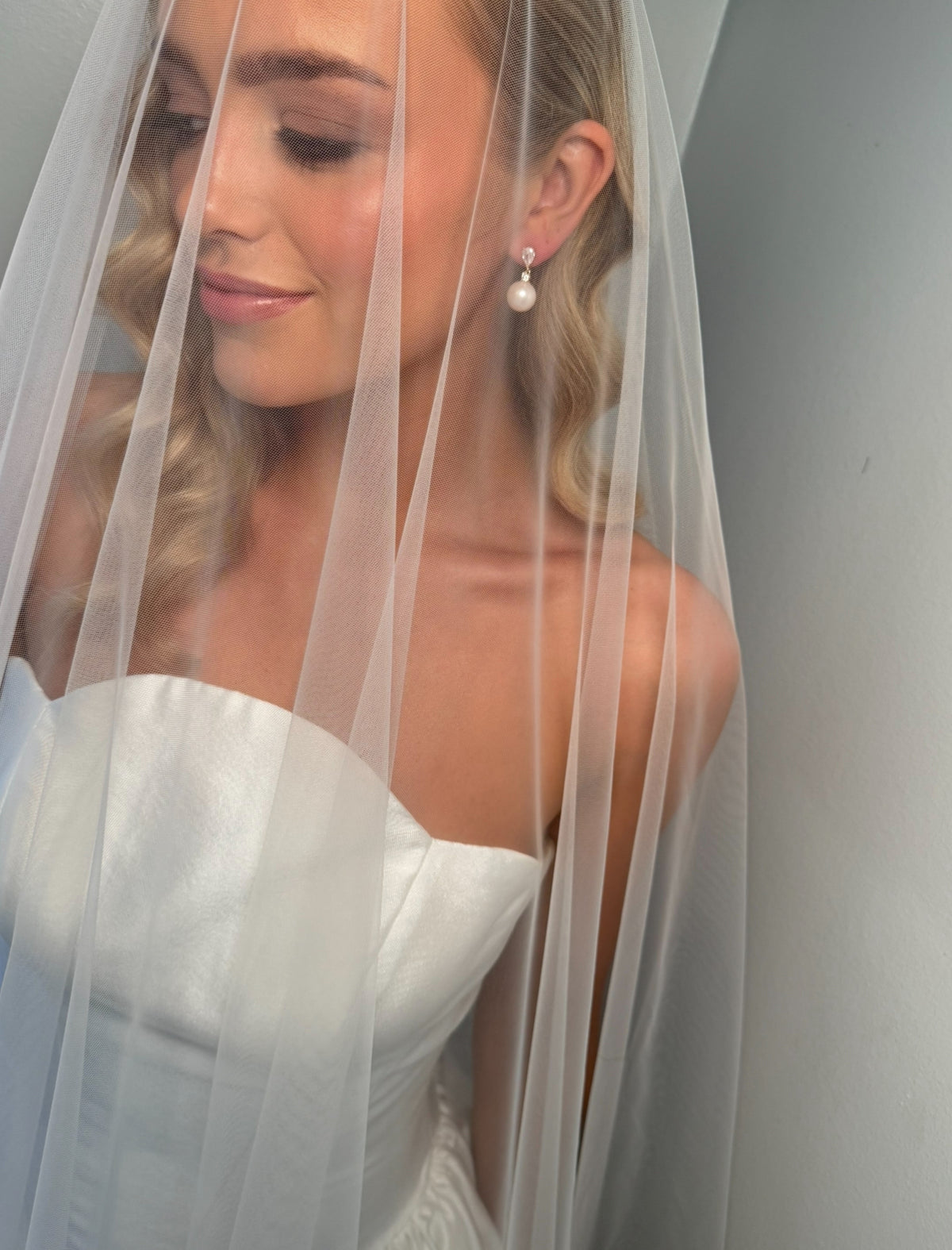 Lora - Gold Pearl Earring