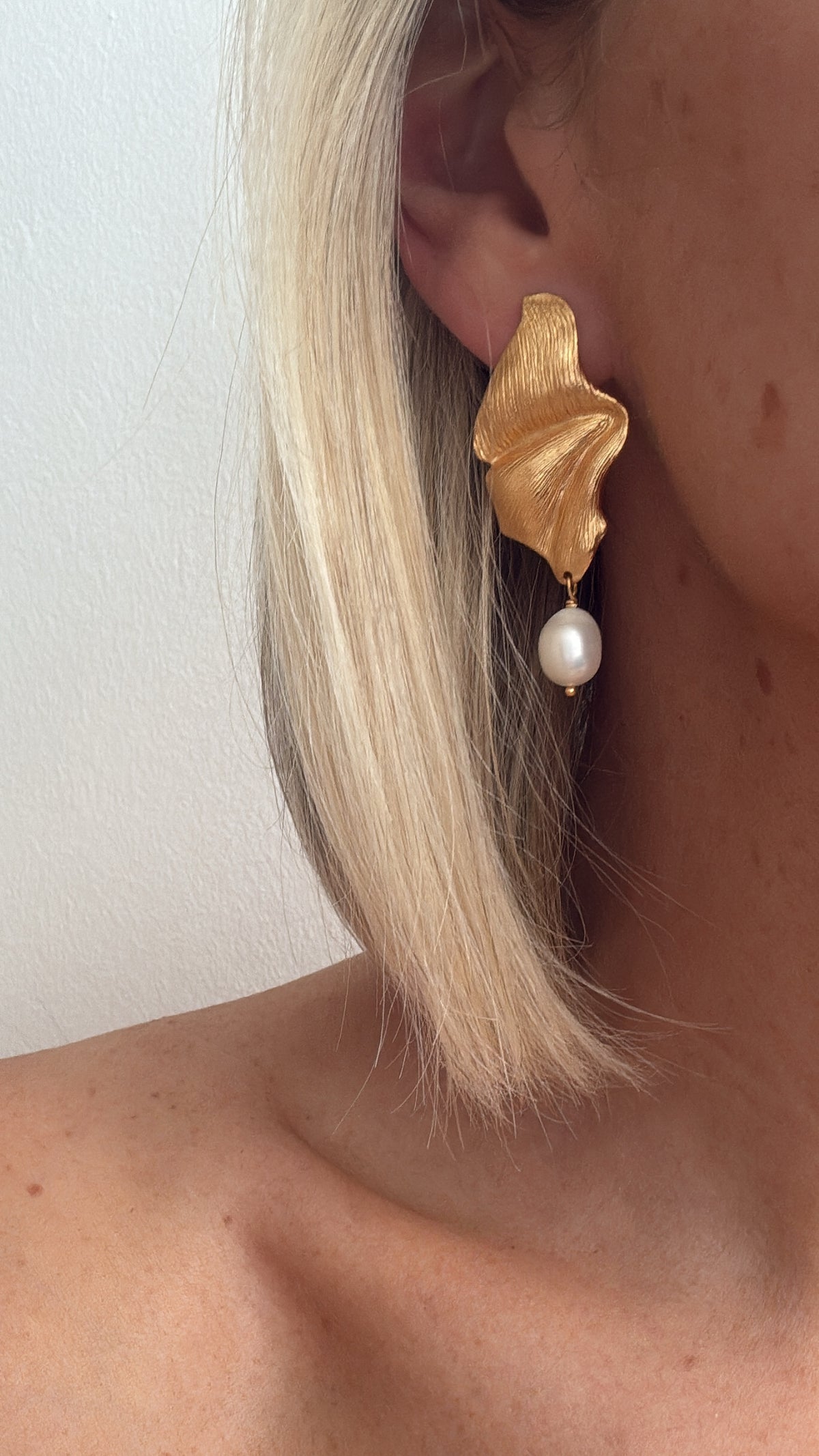 Mila - Gold Pearl Earring