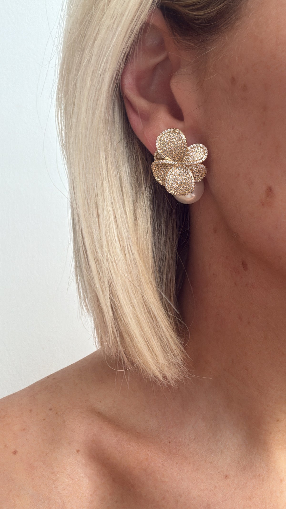 Cecilia - Gold Pearl Earring