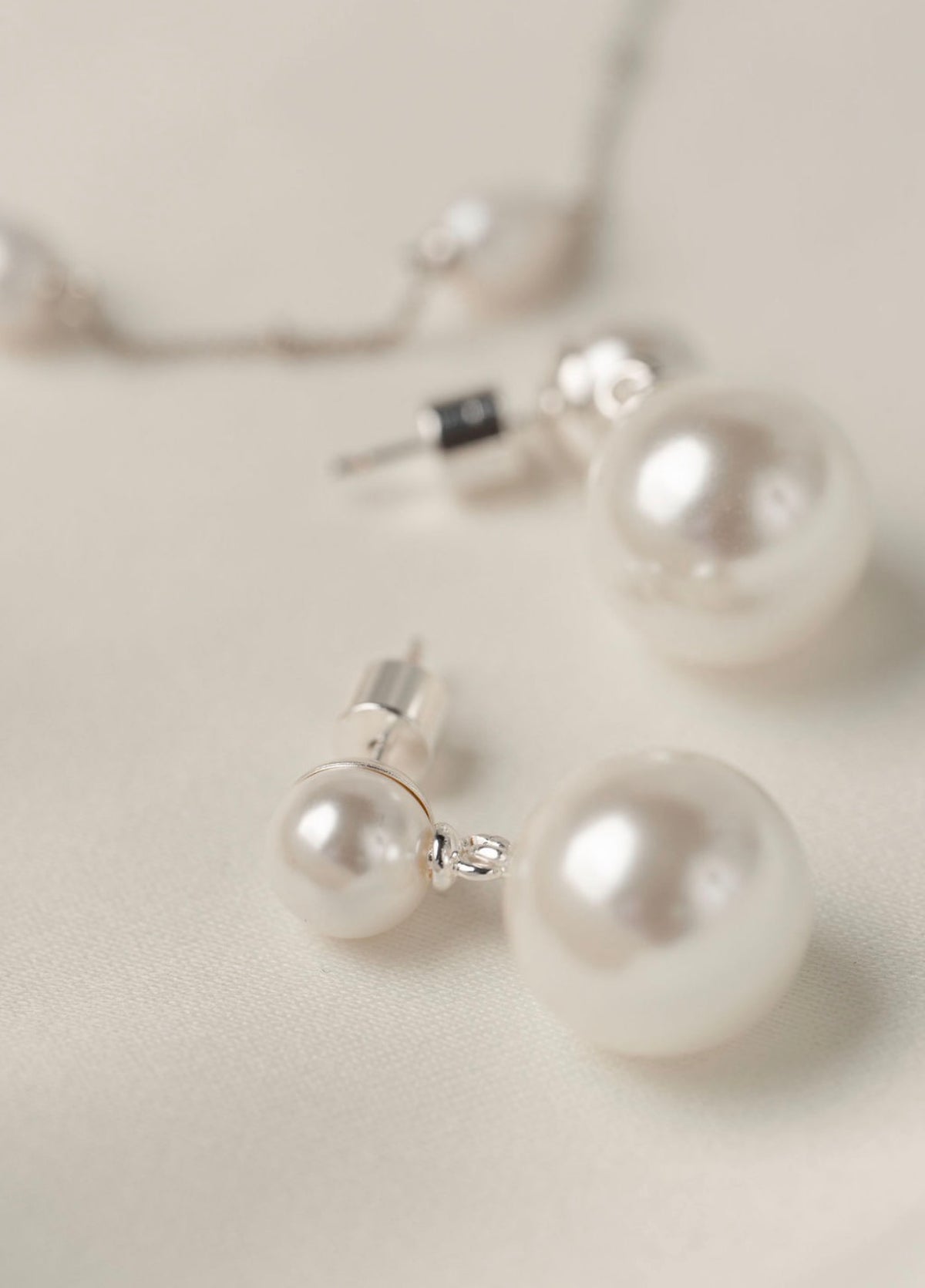 Carina - Silver Pearl Earring
