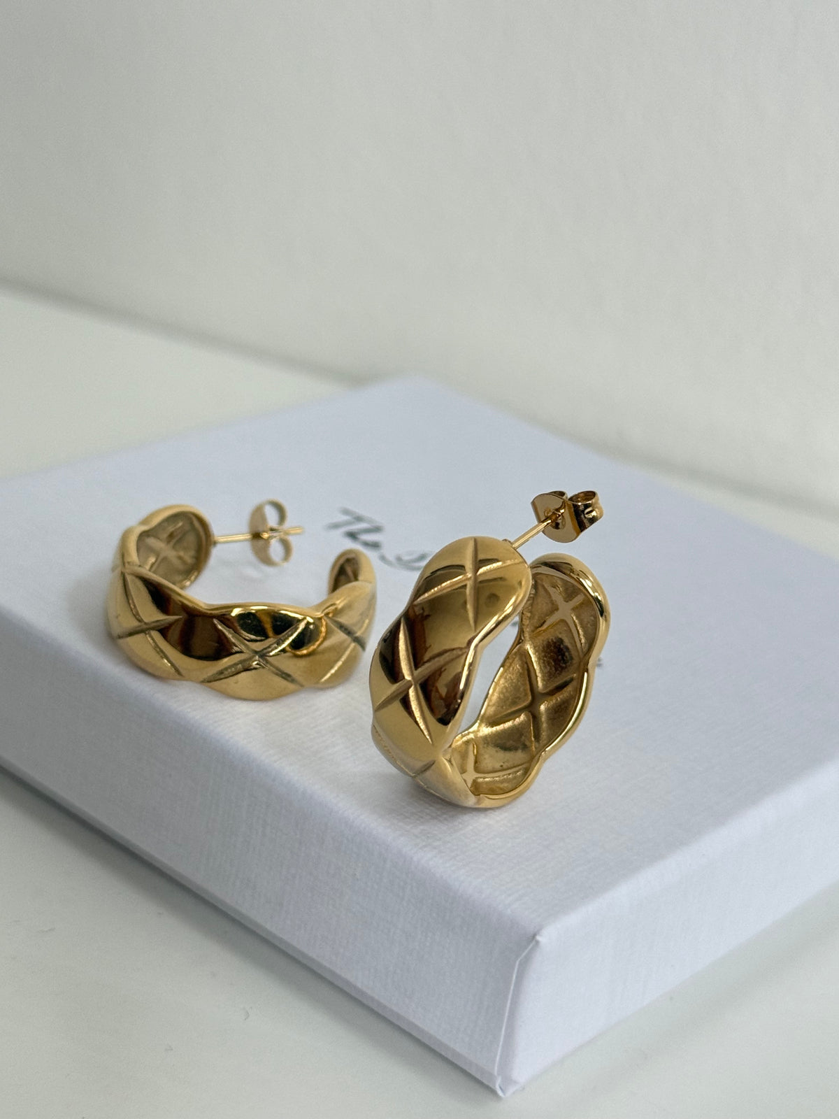 Dannie - Gold Hoop Earring