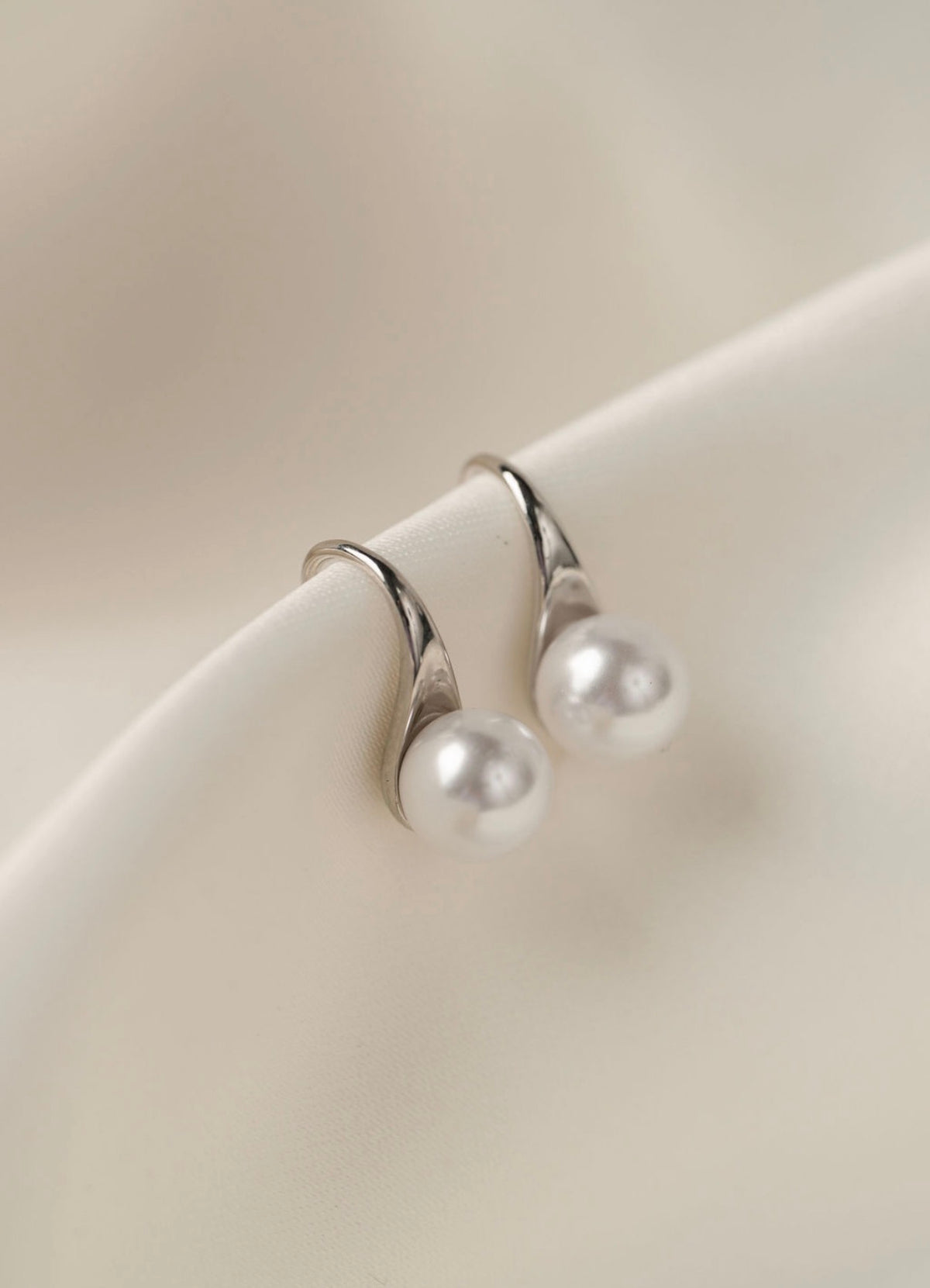 Emily - Silver Pearl Earring