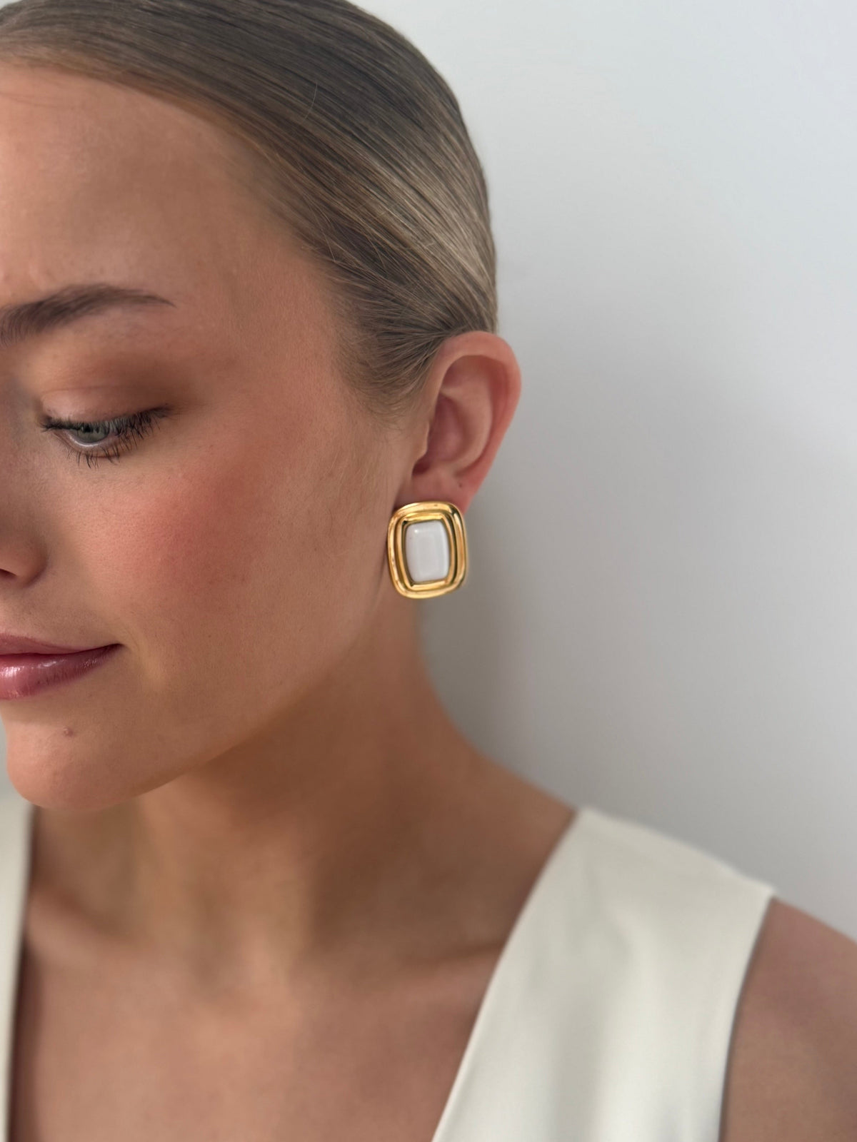 Daphne - White Gold Earring