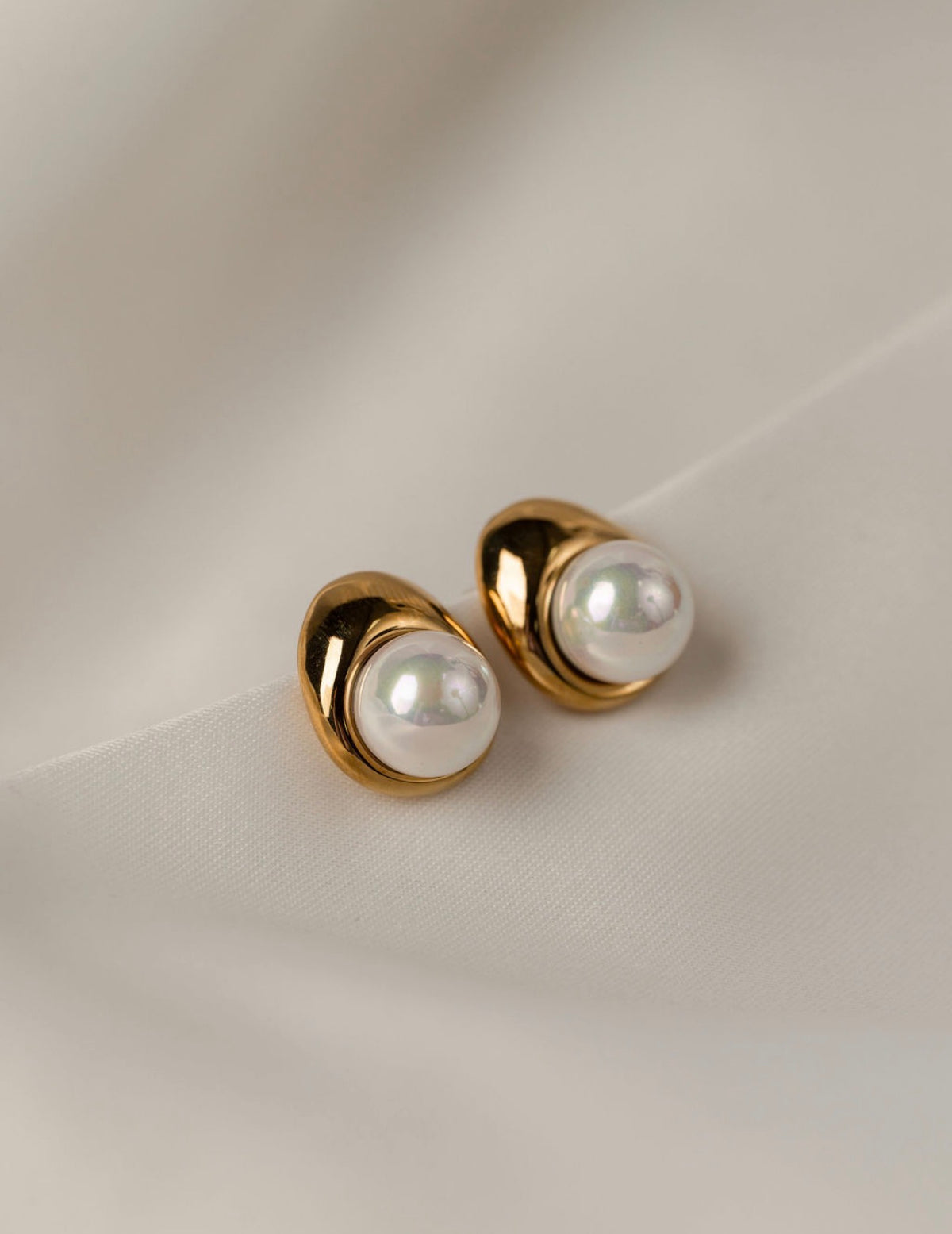 Cina - Gold Pearl Earring