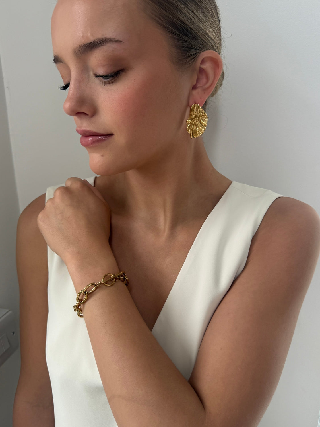 Claudia - Gold T Bar Bracelet