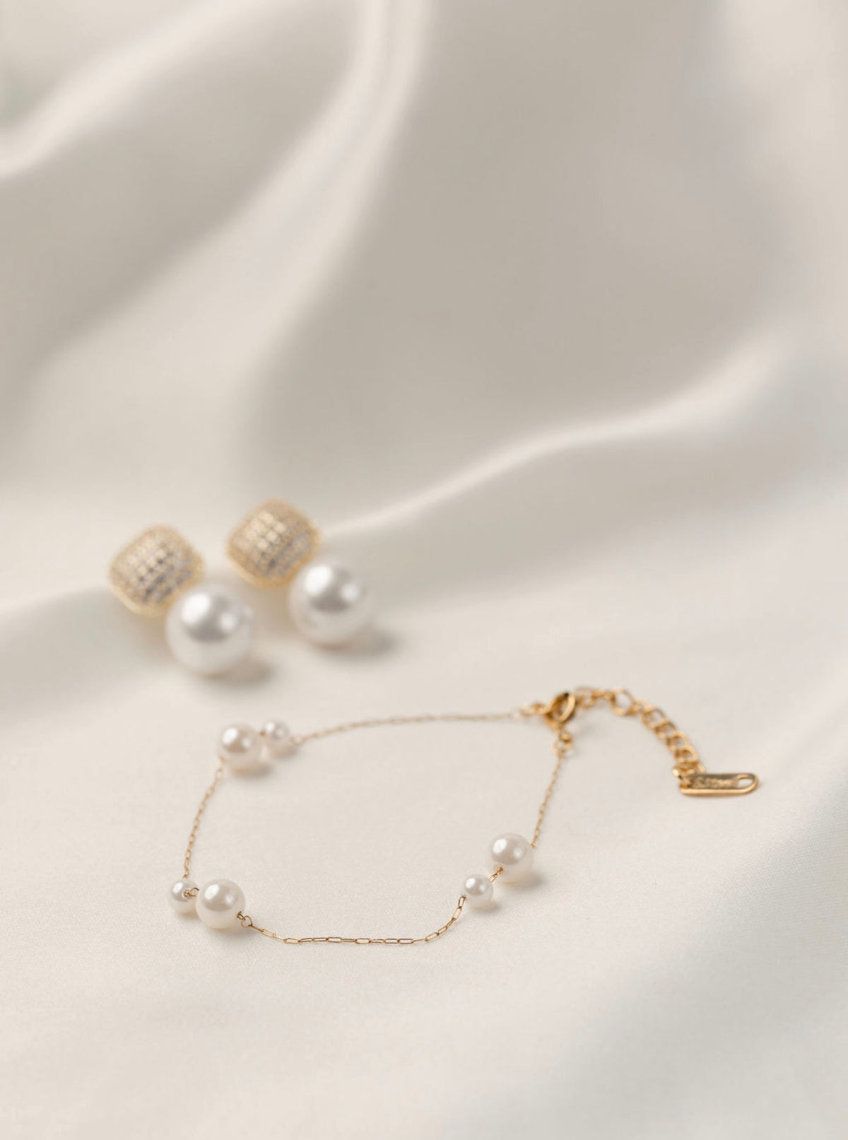 Hanna Daisy - Gold Pearl Bracelet Earring Gift Set