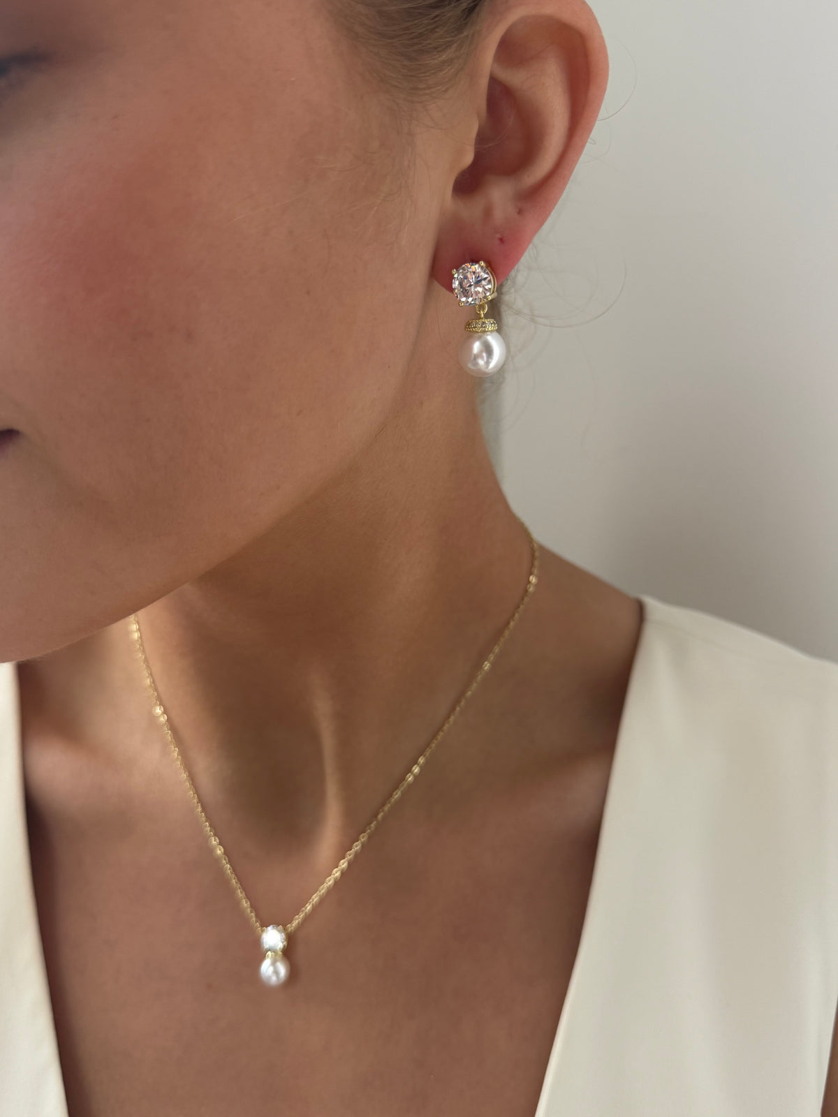 Anya - Gold Pearl Earring