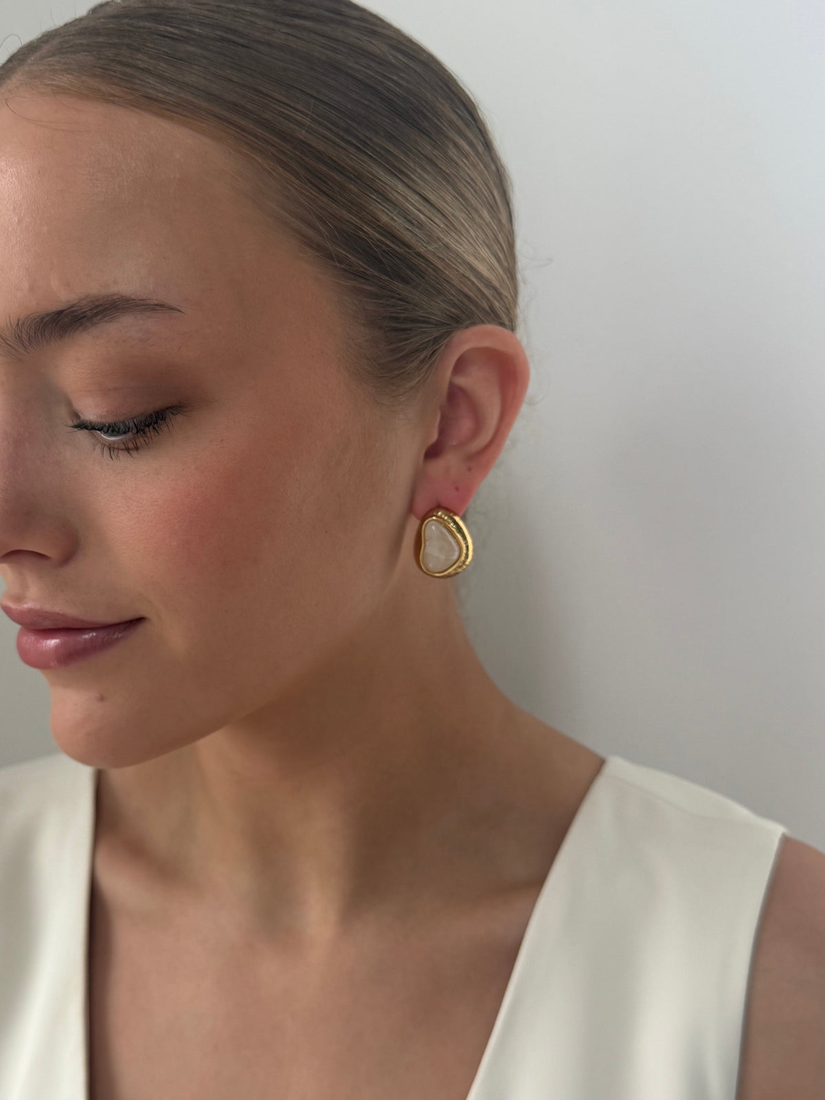 Sara - Gold White Earring