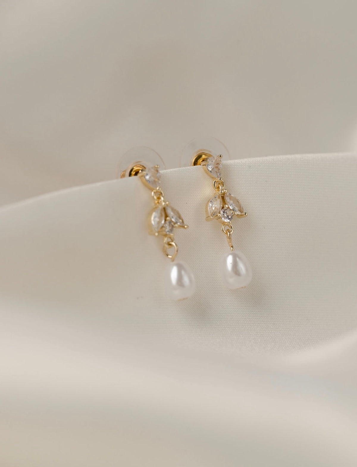 Bonnie - Gold Pearl Earring