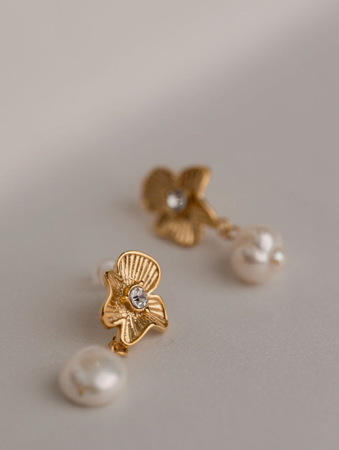 Harper - Gold Pearl Earring