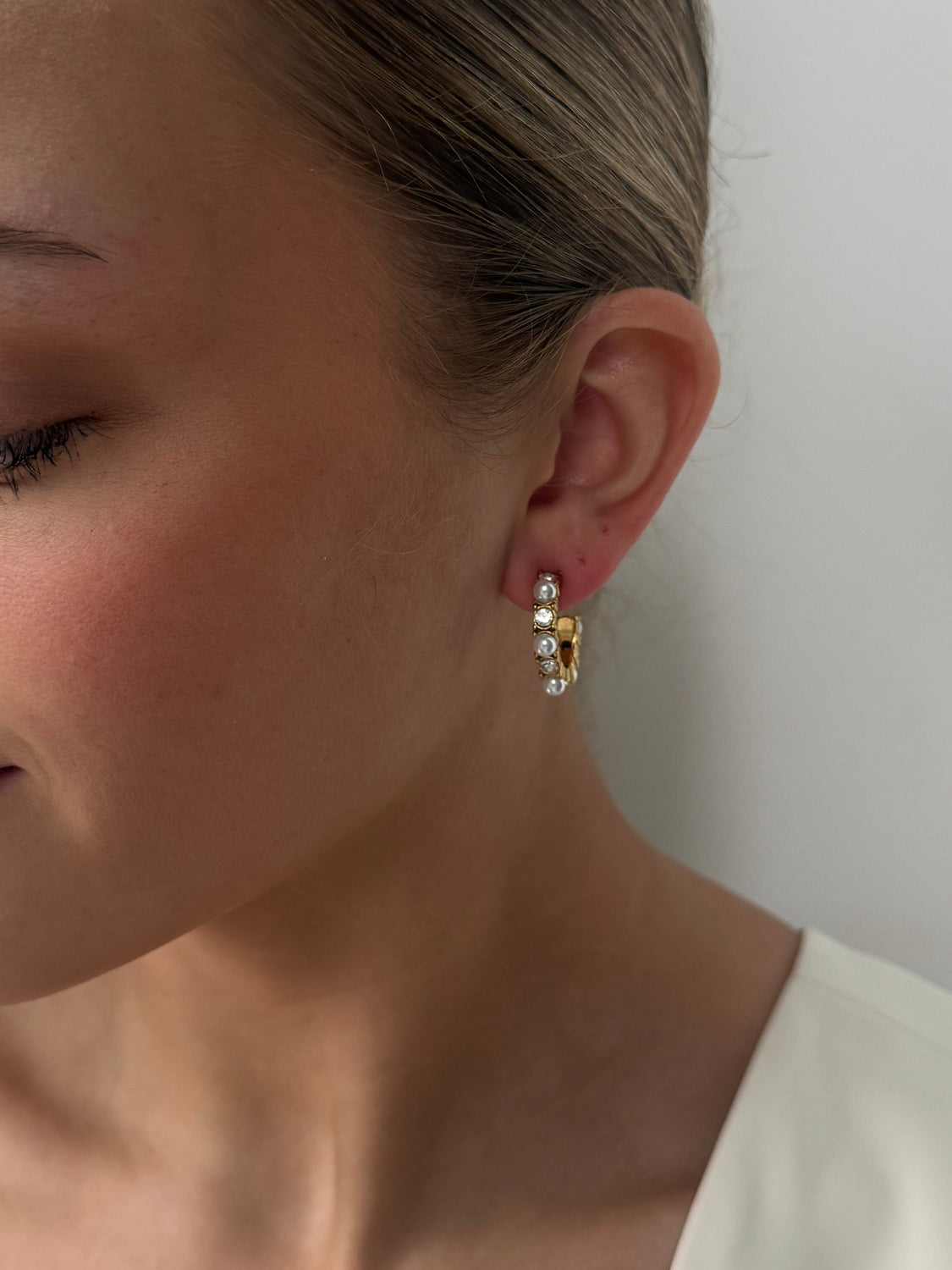 Chelsey - Gold Pearl Hoop Earring