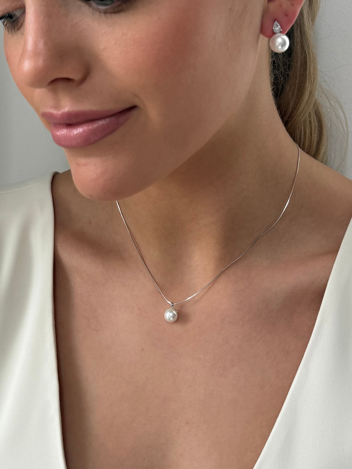 Isabella - Silver Pearl Necklace