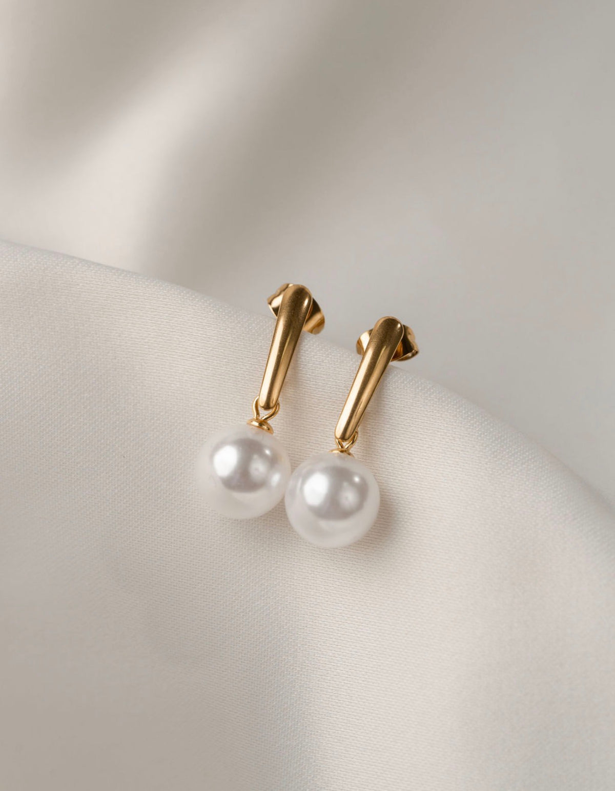 Aida - Gold Pearl Earring