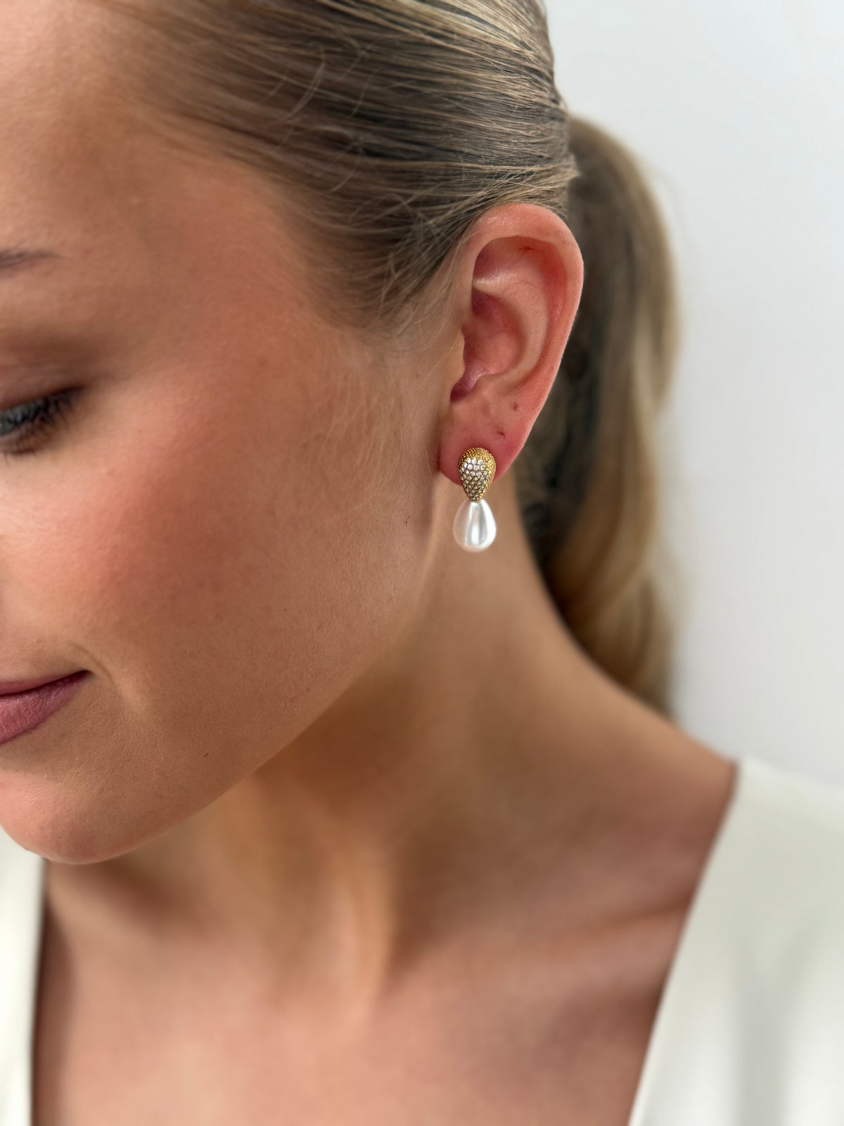 Rebecca - Gold Pearl Earring