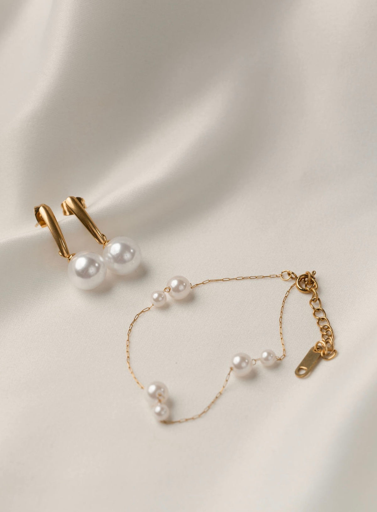 Aida Daisy - Gold Pearl Earring Bracelet