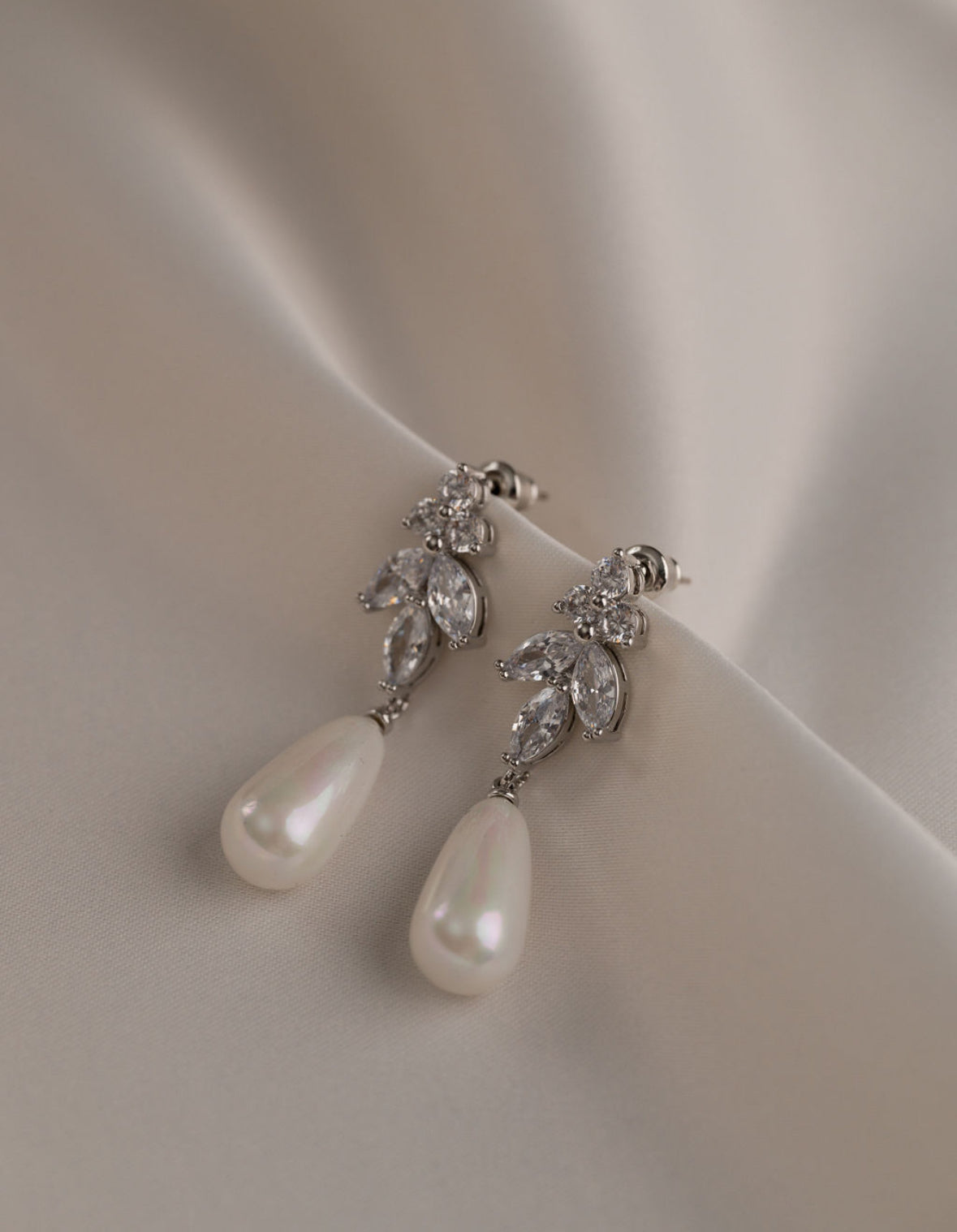 Noelle - Silver Pearl Earring