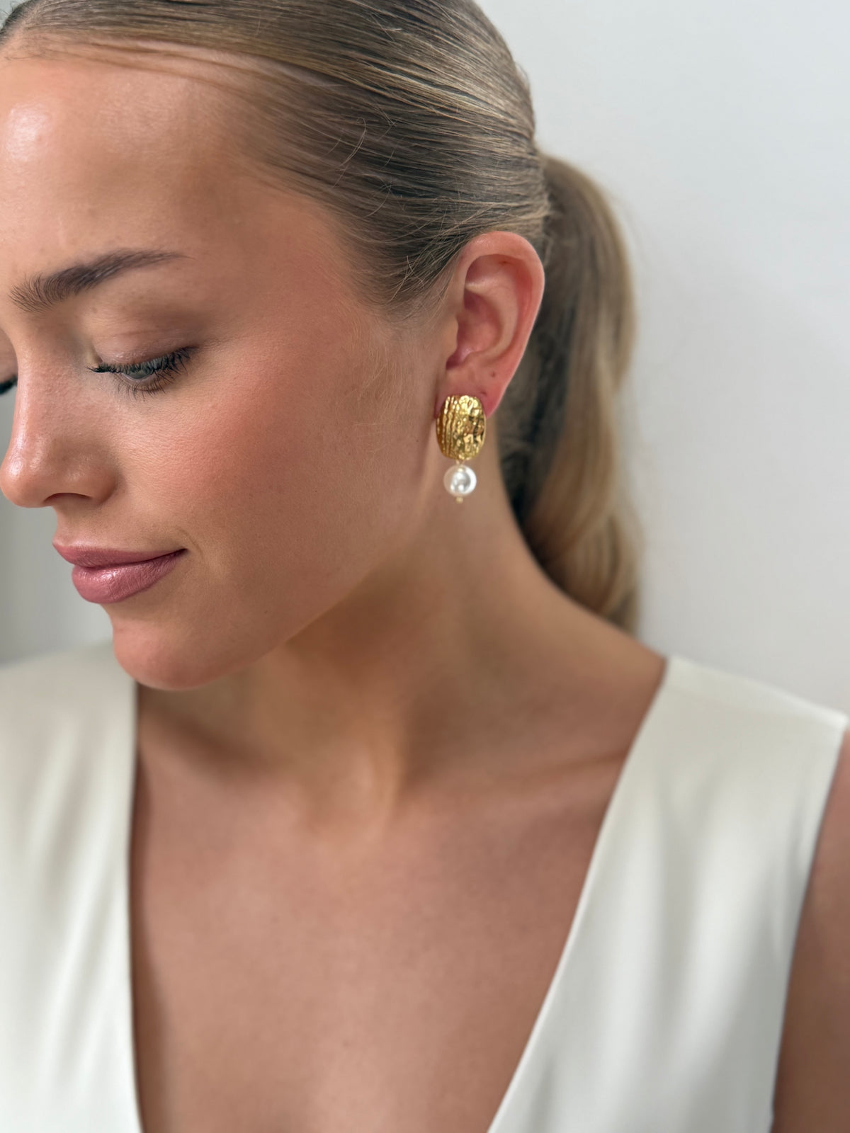 Nikki - Gold Pearl Earring