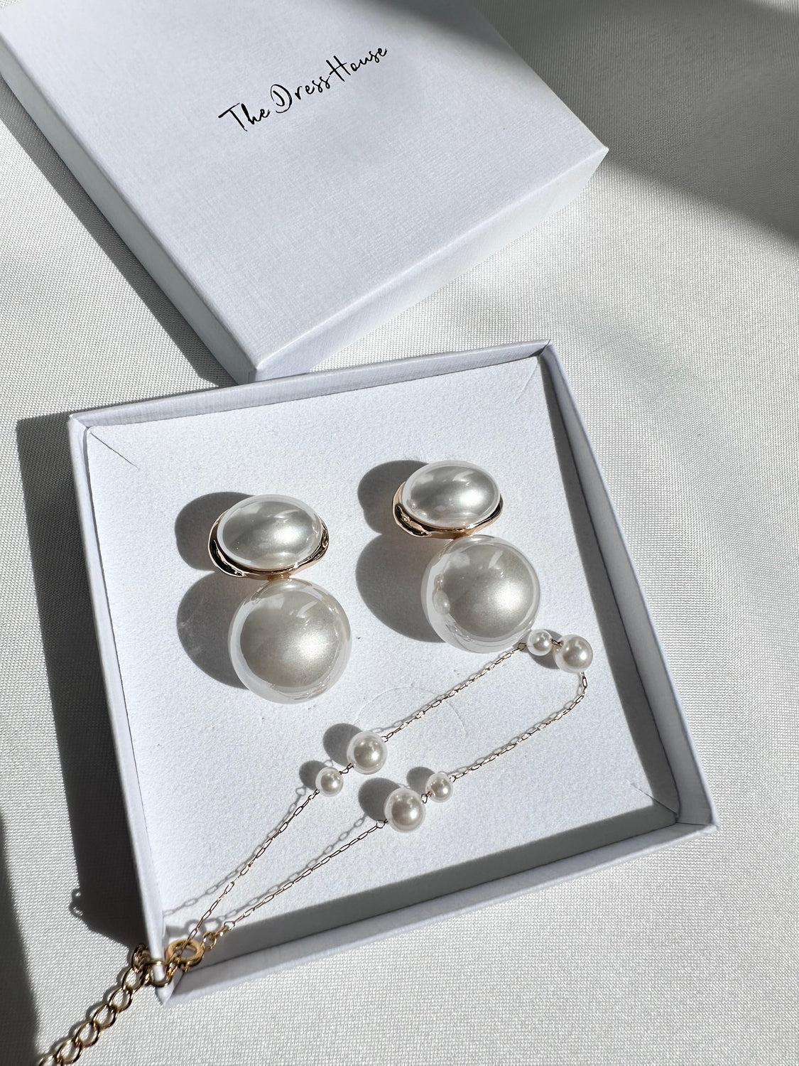 Evelyn Daisy - Gold Pearl Bracelet Earring