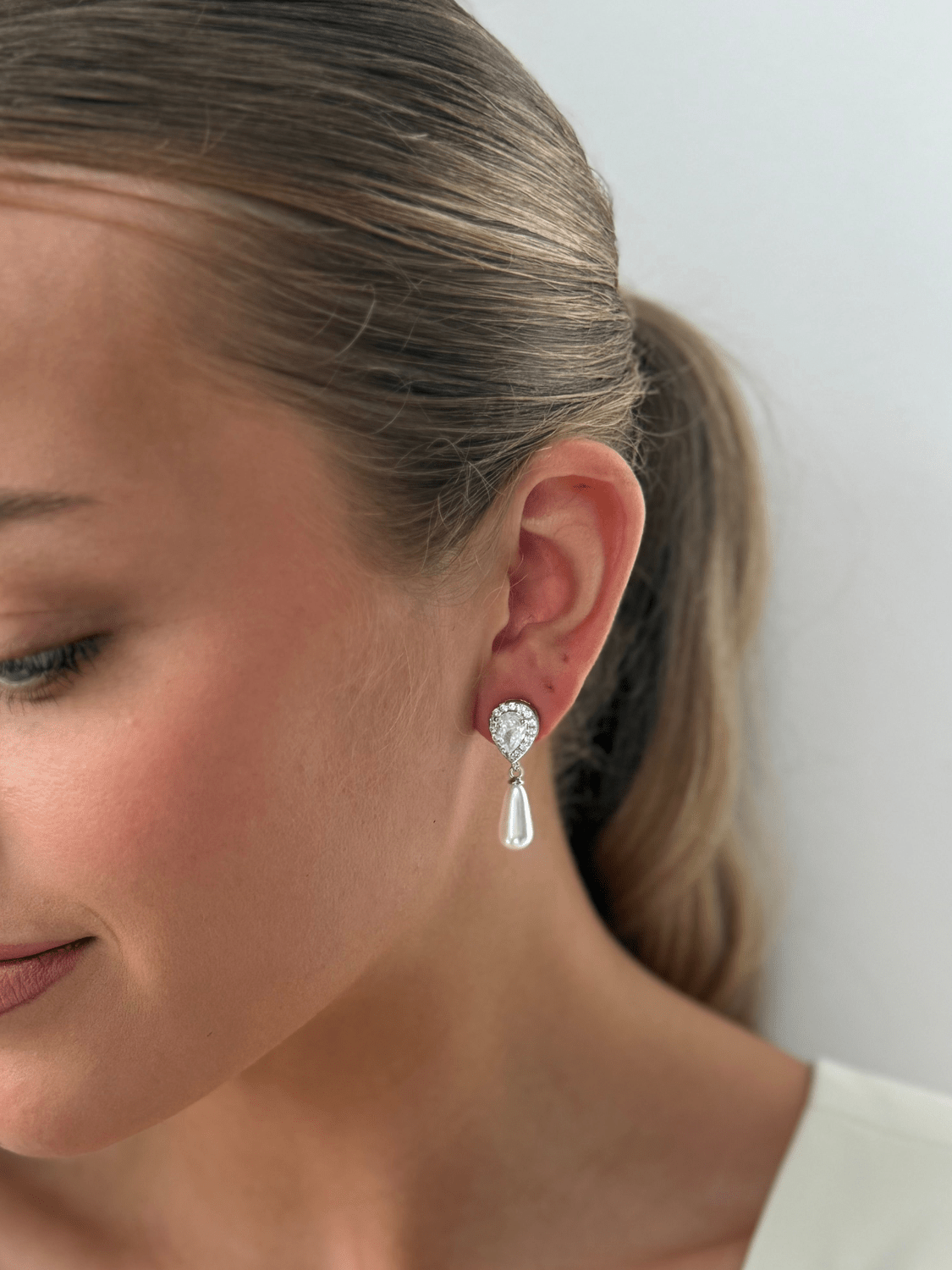 Rena - Silver Pearl Earring