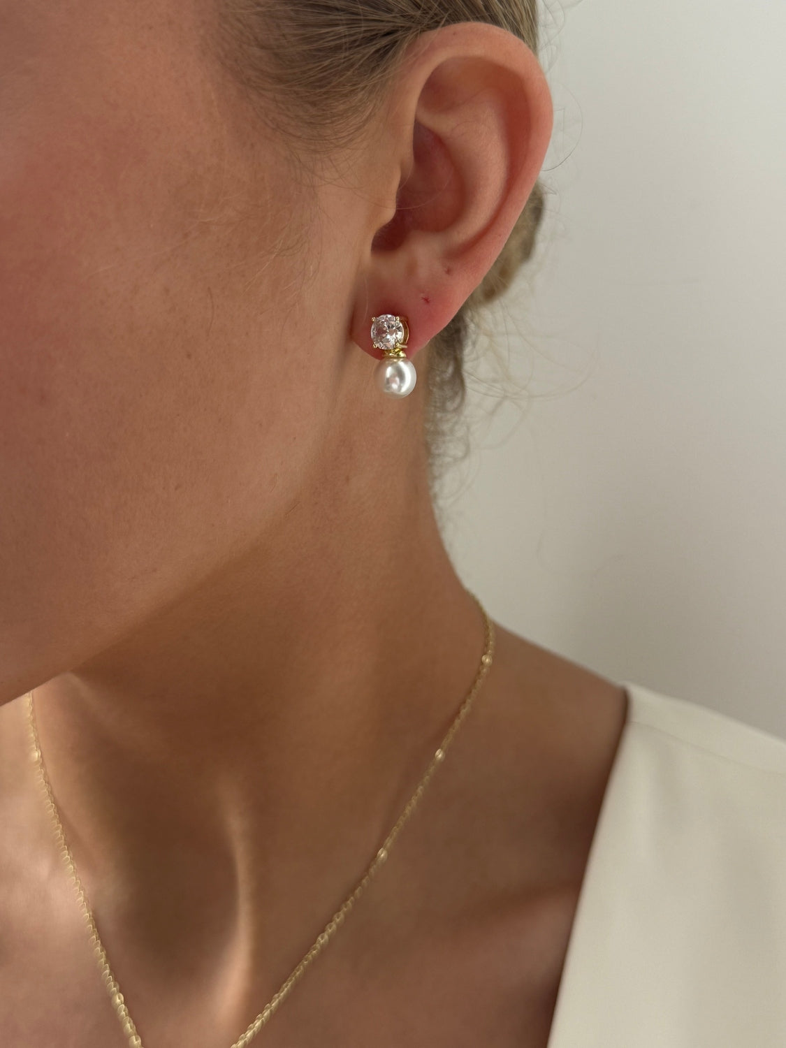 Alice - Gold Pearl Earring
