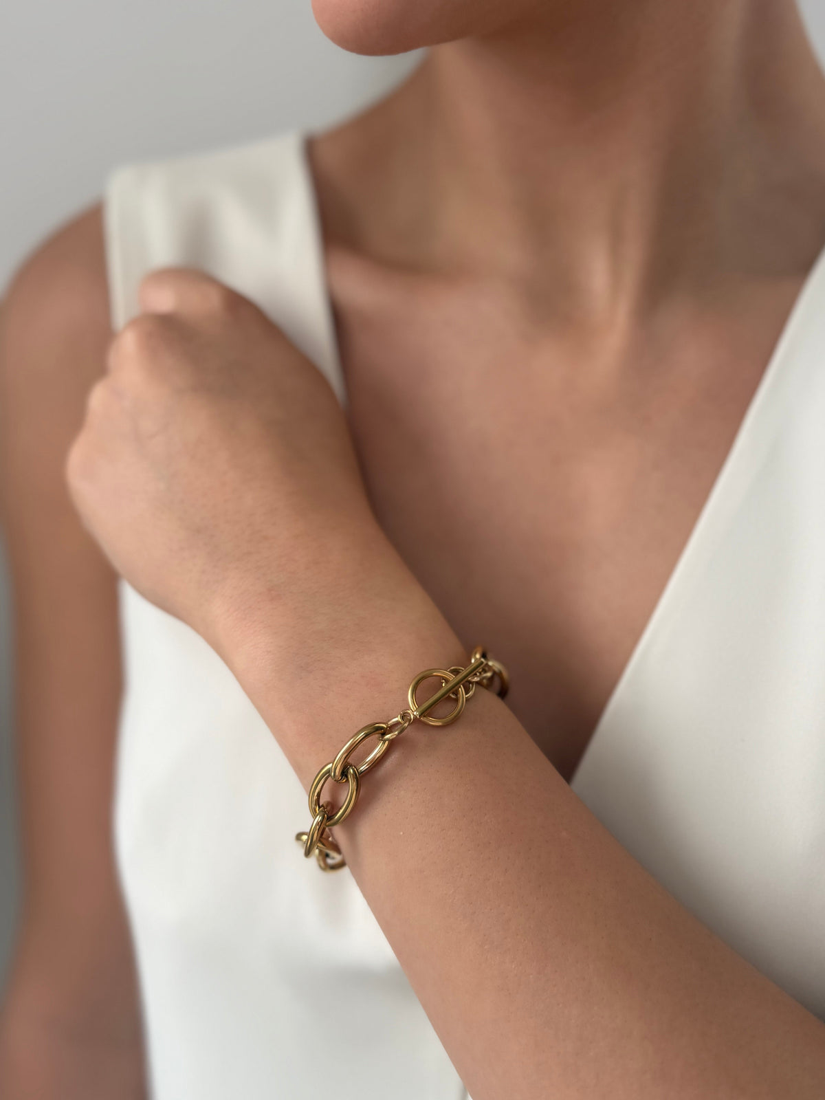 Claudia - Gold T Bar Bracelet