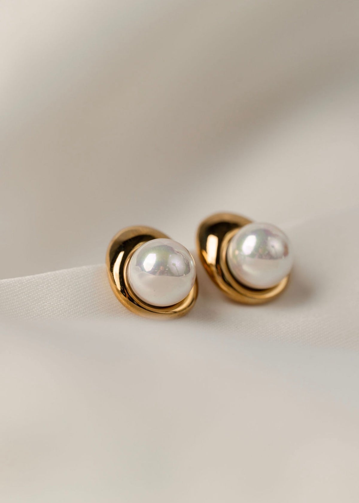 Cina - Gold Pearl Earring