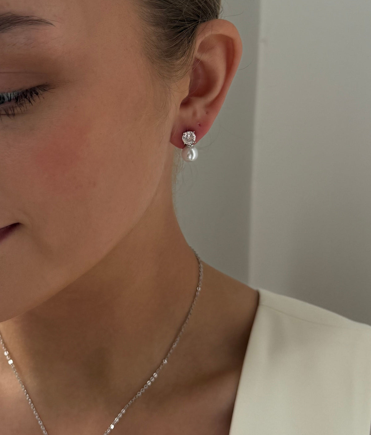 Alice - Silver Pearl Earring