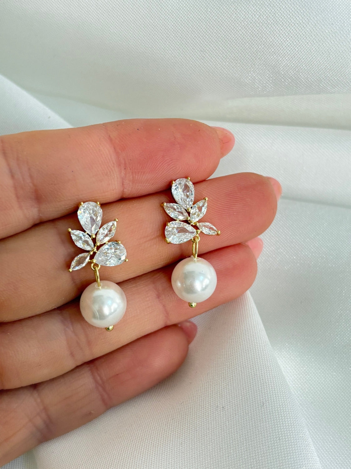Niamh - Gold Pearl Earring