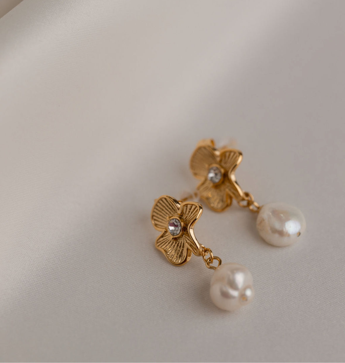 Harper - Gold Pearl Earring