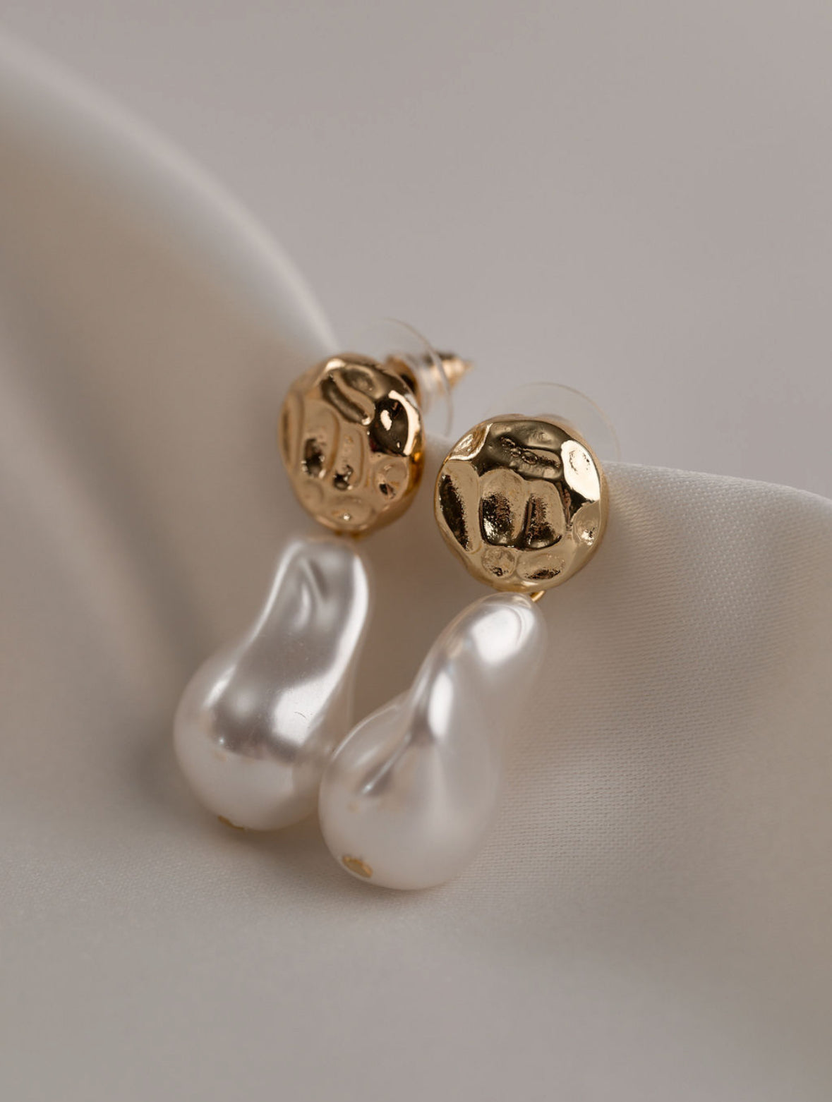 Wren - Gold Pearl Earring