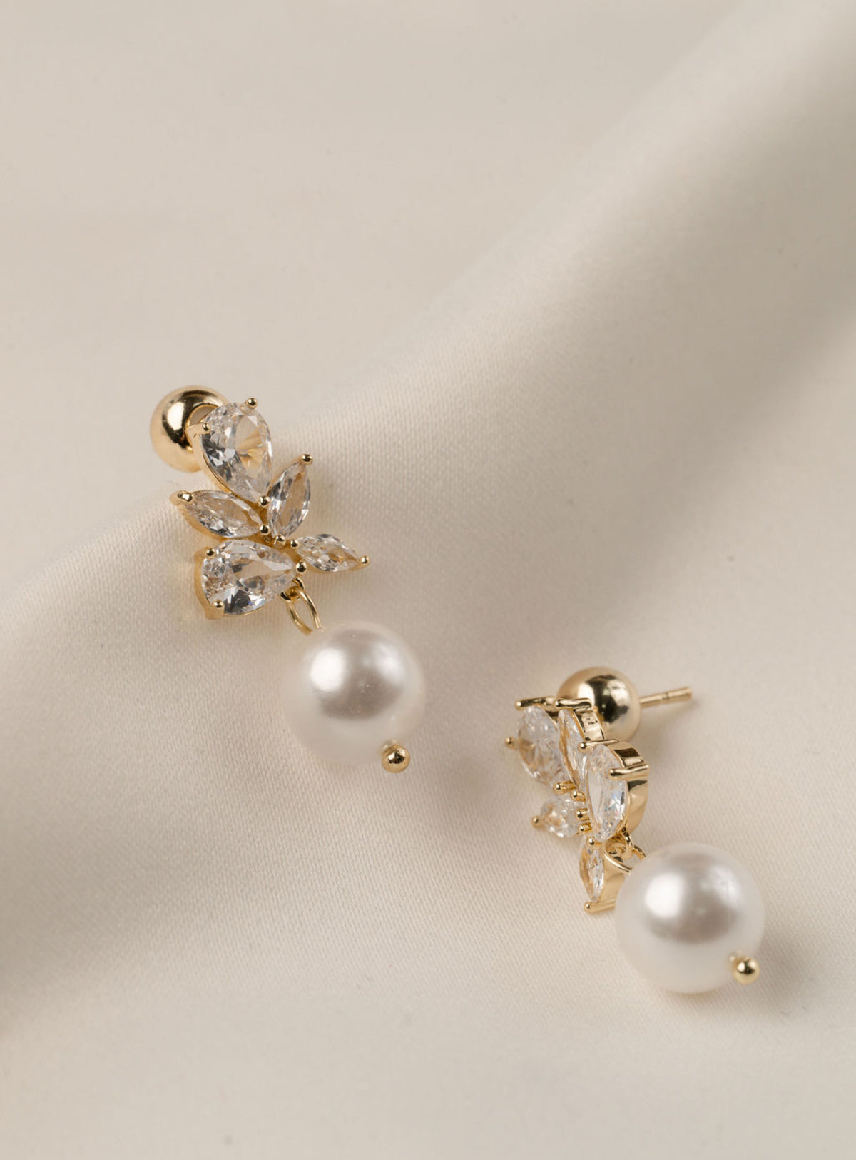 Niamh - Gold Pearl Earring