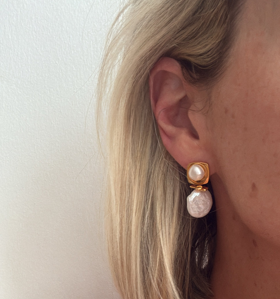 Alexandra - Gold Pearl Earring