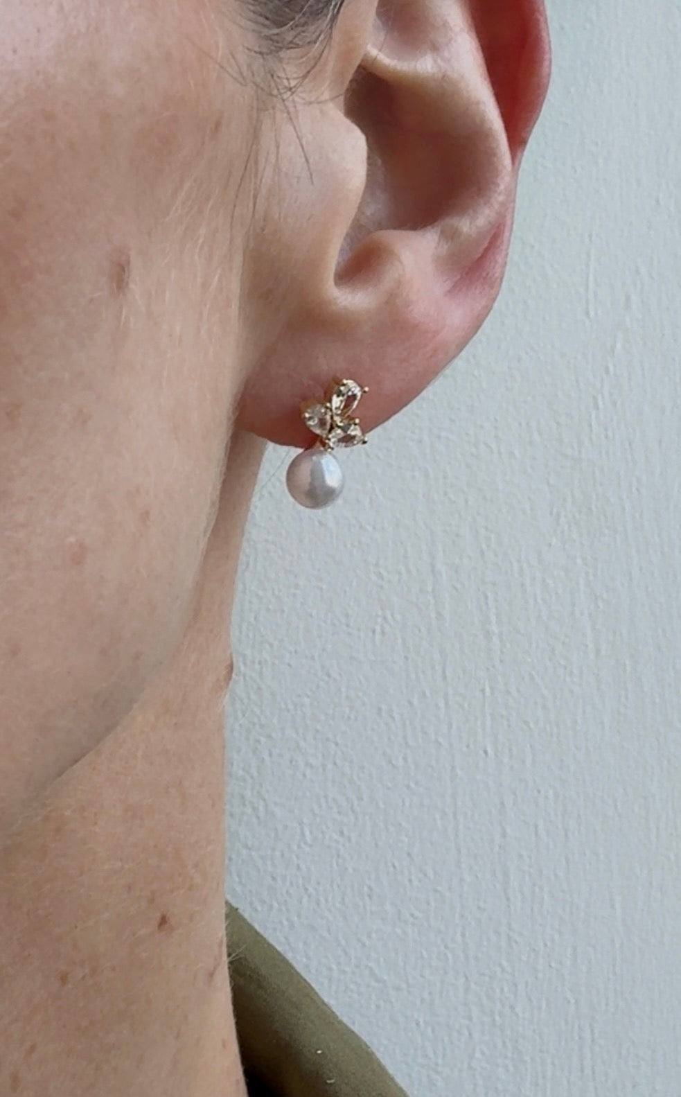 Olivia - Gold Pearl Earring