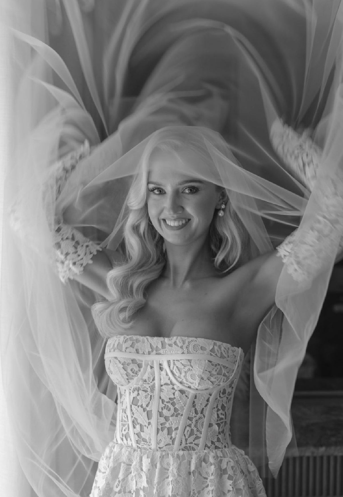 Carina - Gold Pearl Earring