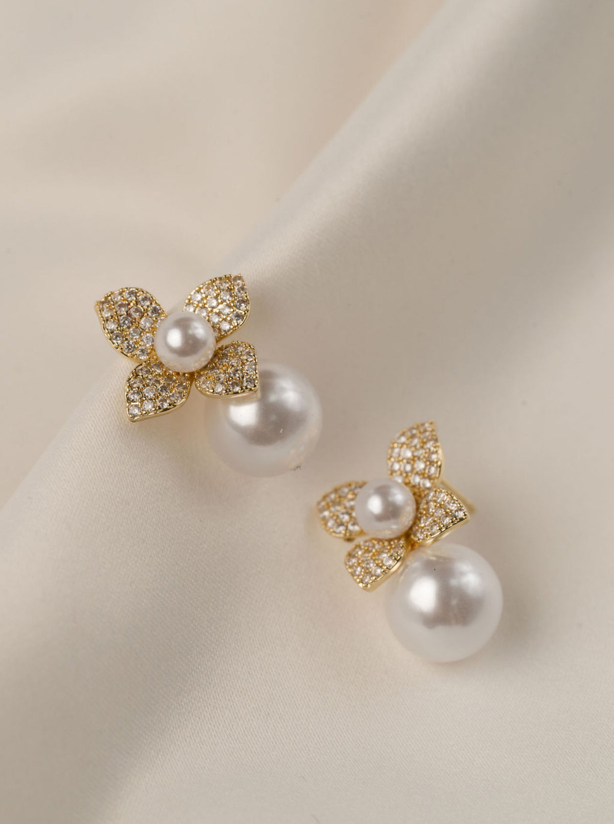 Eina - Gold Pearl Earring