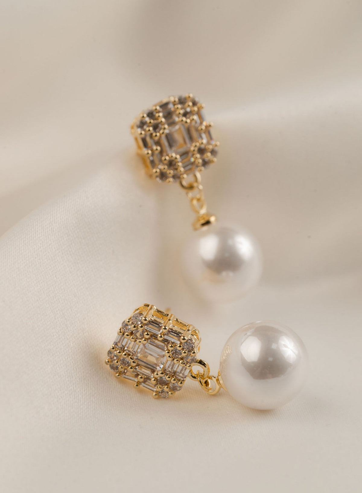Annie - Gold Pearl Earring
