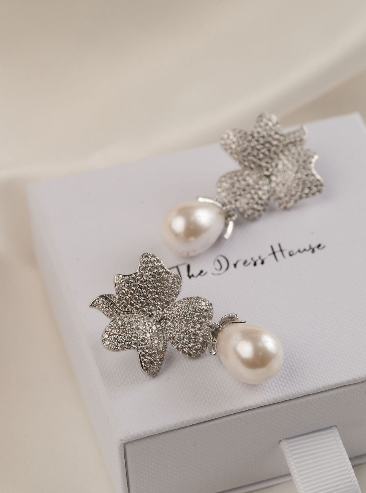 Elouise - Silver Pearl Earring
